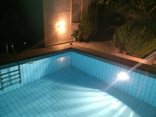 Family Apartment Ammoudi with shared mini-pool