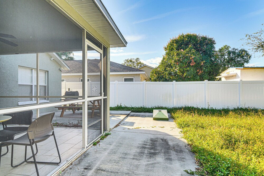 3 Mi to Clearwater Beach: Home w/ Patio & Grill!