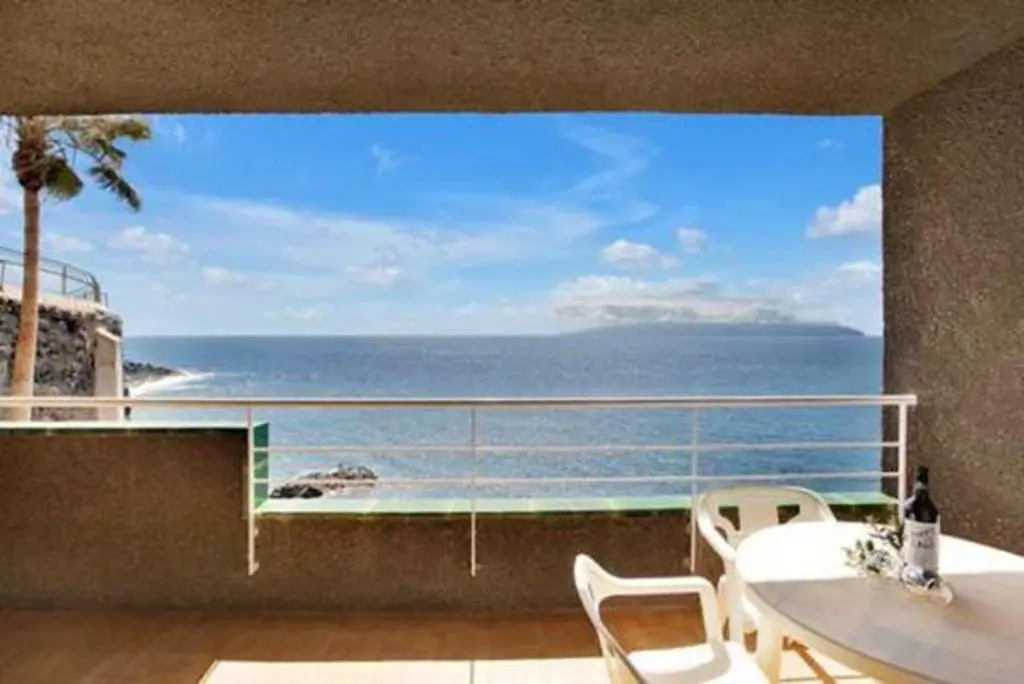 One bedroom appartement with sea view shared pool and enclosed garden at Guia de Isora 1 km away from the beach
