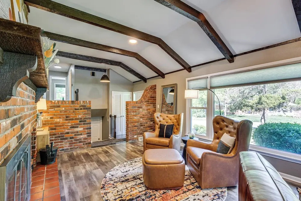 Chic Family-friendly Home in Riverside: 7 Mi to KC
