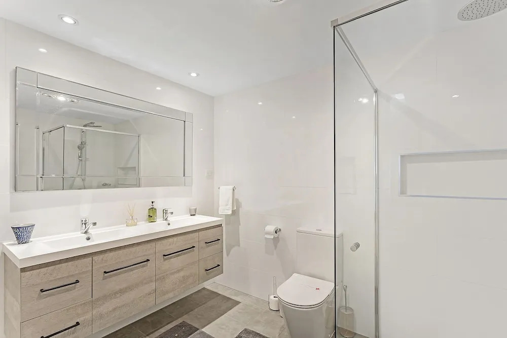 Phuza Maningi, 17 Myan Close