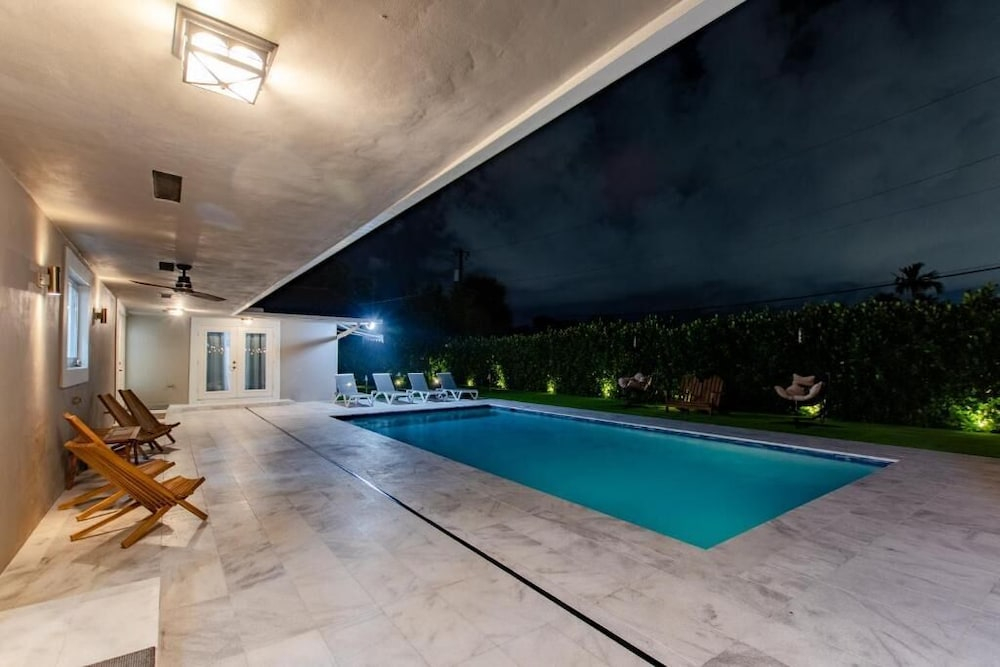Cozy Villa Grill Mini Golf Pool
