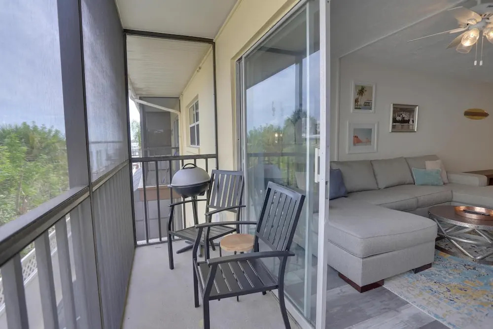Brightwater Beach - Amazing Updates, Just a Block From the Beach