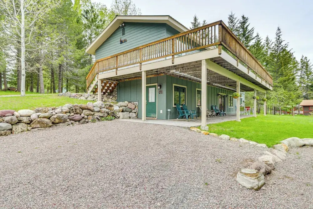 Scenic Forest Lodge Outside Glacier National Park!