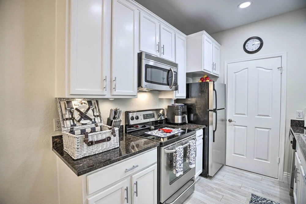 Bright Scottsdale Condo w/ Patio: 8 Mi to Old Town