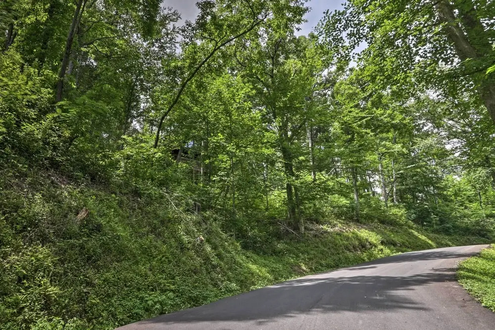 Gatlinburg Mountainside Escape w/ Deck & Hot Tub!