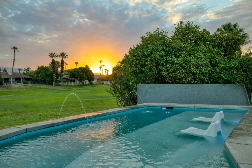 2 Modern Villas On the Golf Course Putting Green, Pool, Hot Tub Sleeps 22