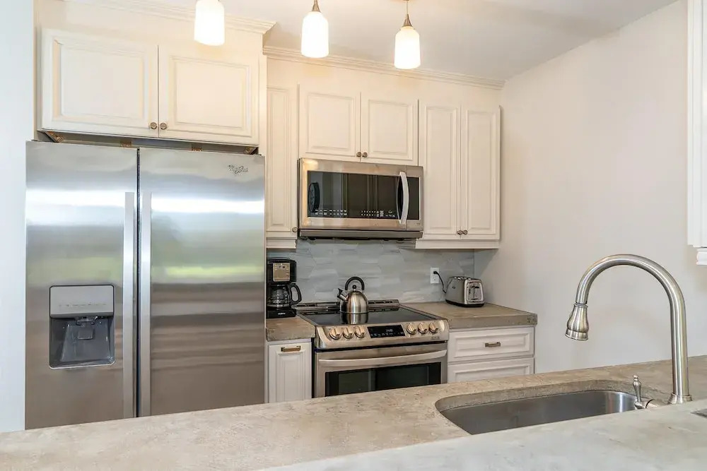 Kihei Garden Estates B-103 - Modern Design, Bright & Clean, Concrete Floors, AC!