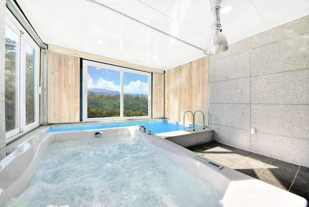 Sokcho Lasso Pool Villa Pension