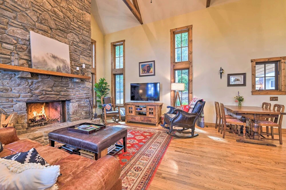 Luxe Lodge Near Smoky Mountains: Views & Hot Tub!