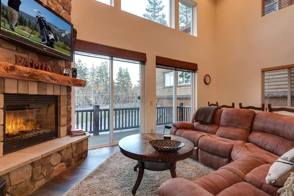 12 - Bear Mountain Chalet 4 Bedroom Home by Redawning