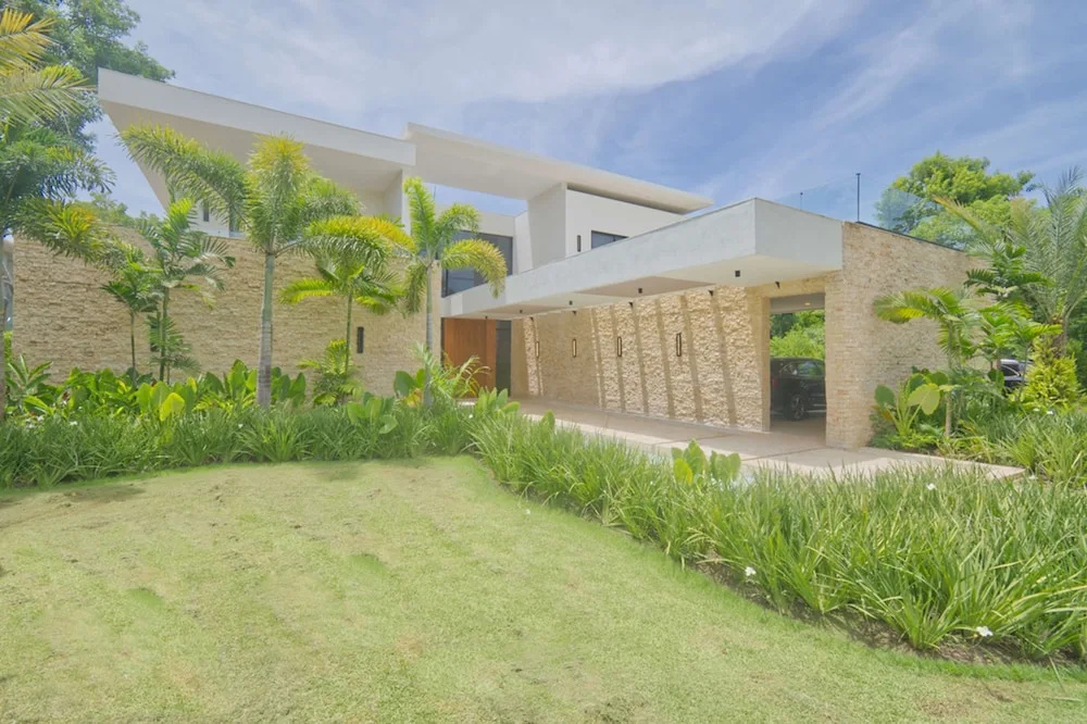 Modern Lake Villa With English Speaking Staff in Golf and Beach Resort