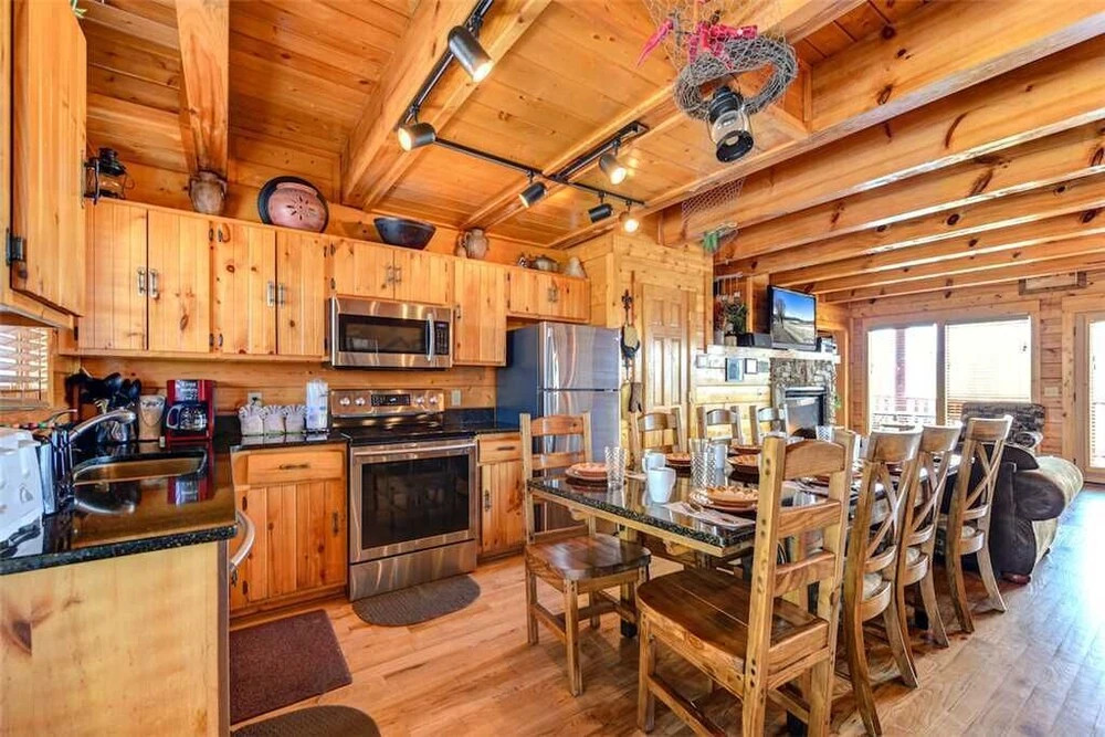 Mountaintop Lodge - Eight Bedroom Cabin