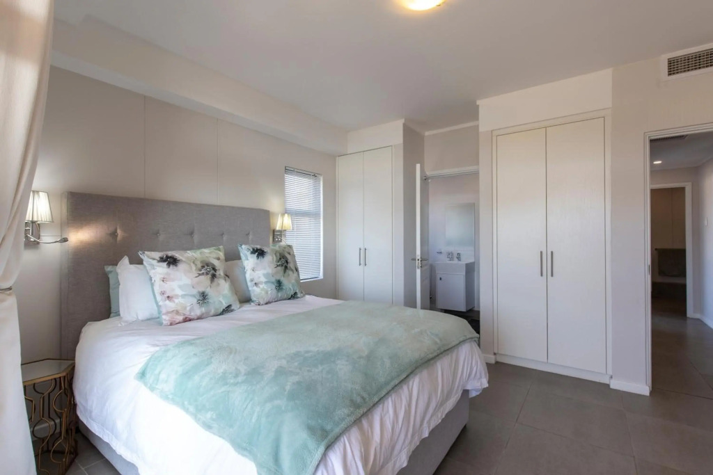uSHAKA WATERFRONT - SPACIOUS SUBLIME STUNNER