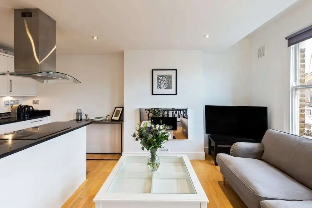 Modern & Cosy Three Bedroom Apartment in Queen's Park