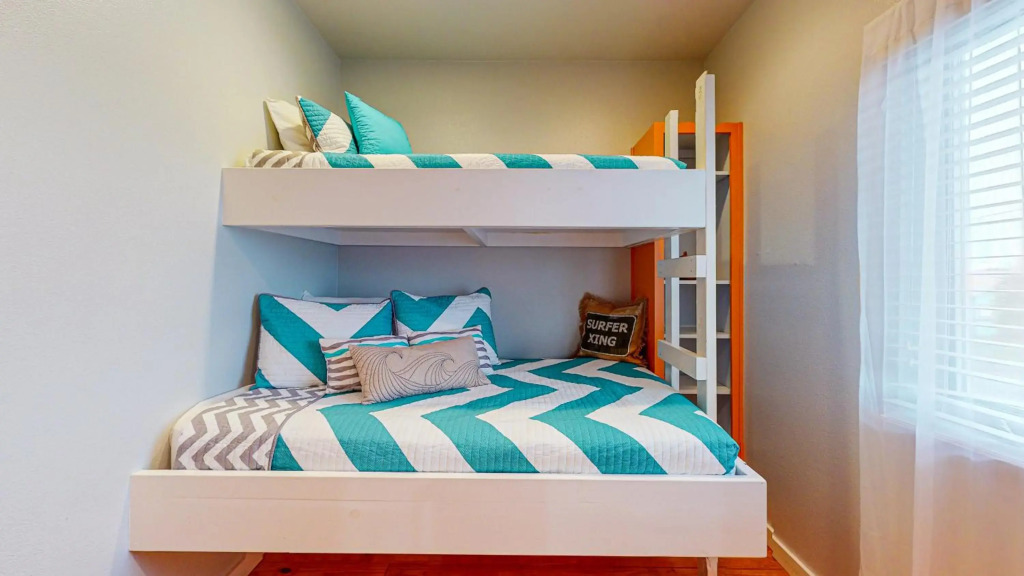 TP5 5BR Townhome, Shared Pool, In Town, Near Beach