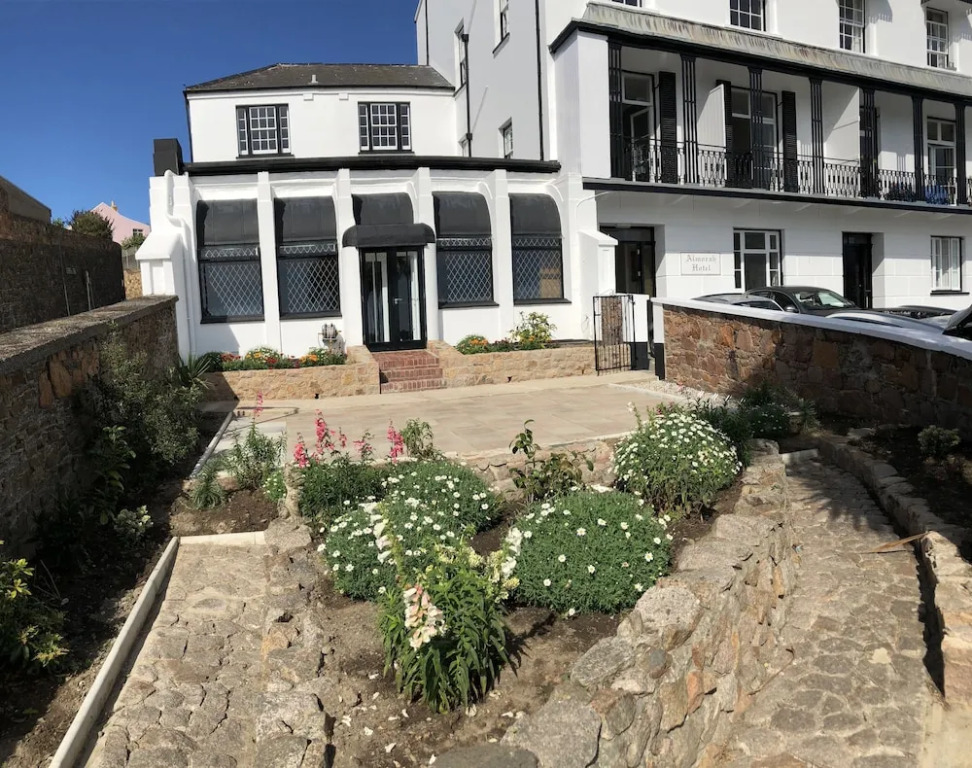Almorah Hotel
