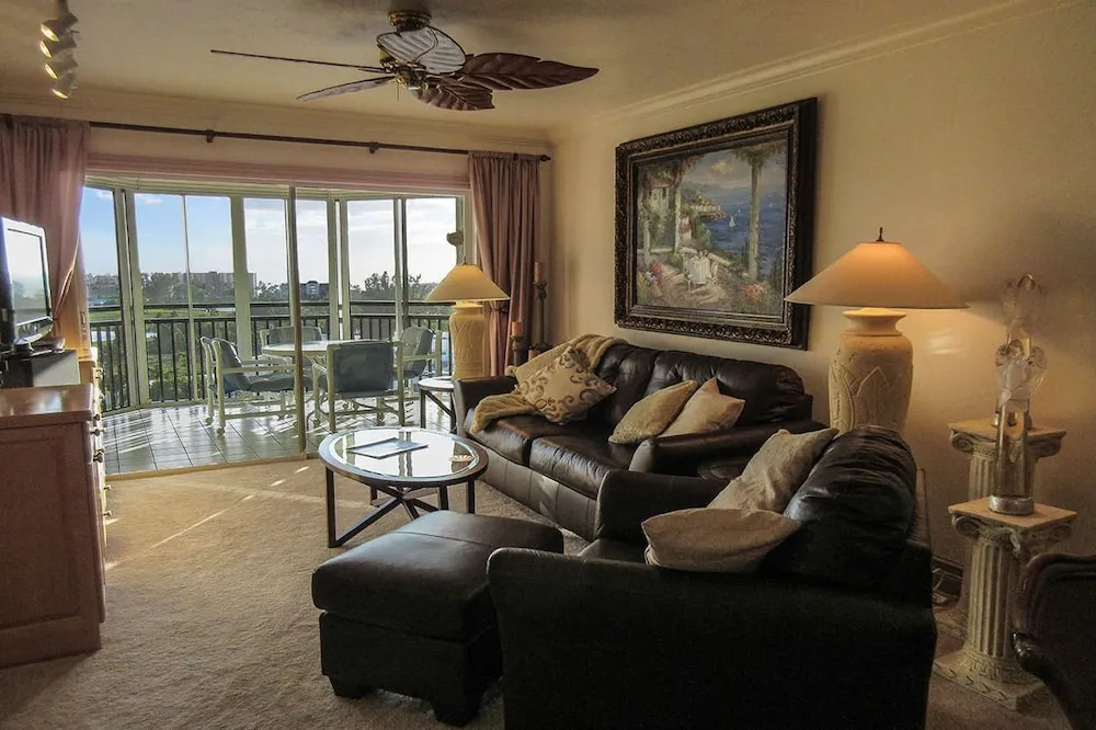 Harbour Pointe 1014 2 Bedrooms 2 Bathrooms Condo