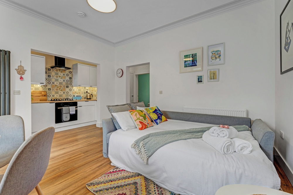 Stylish 2-Bed Villa Garden Central Edinburgh