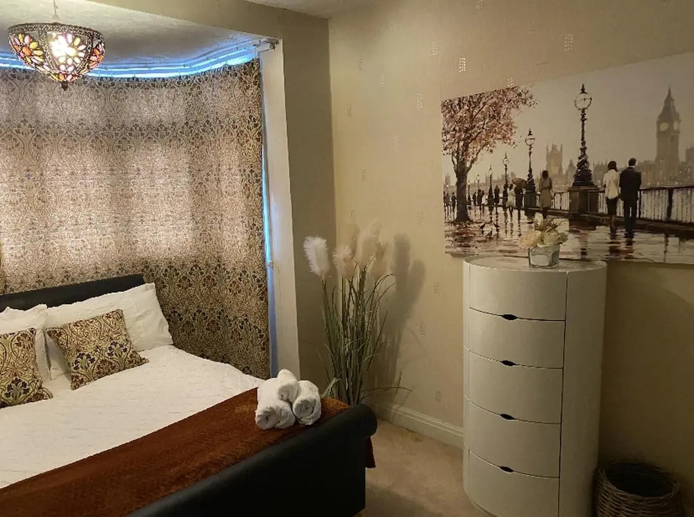 Lovely 5-bed House in Maidstone