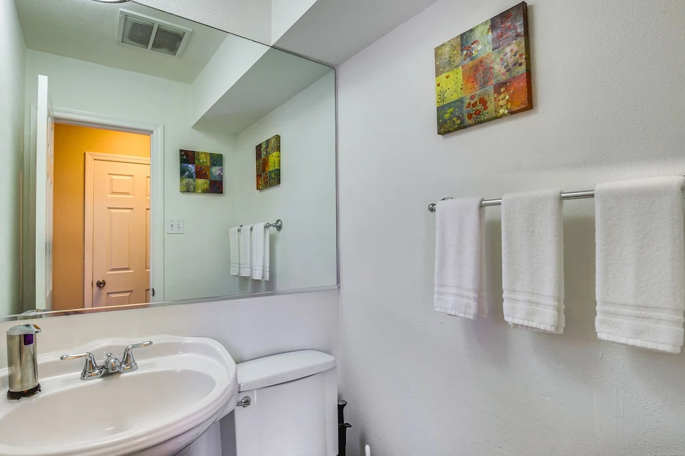 St Ann Townhome < 1 Mi to International Airport!
