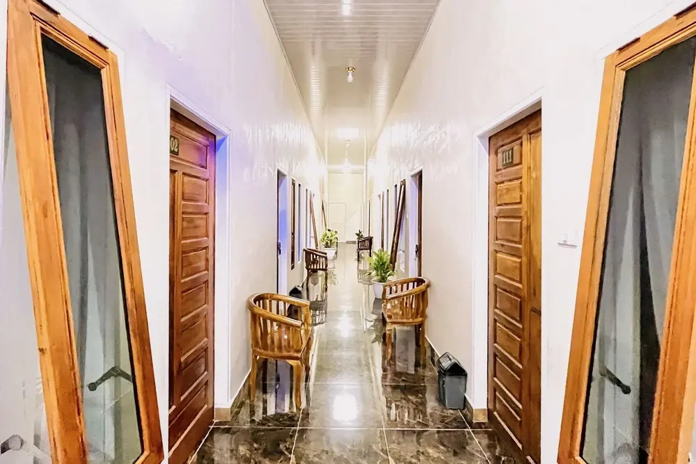 RedDoorz @ Gunari Guest House Merek Karo