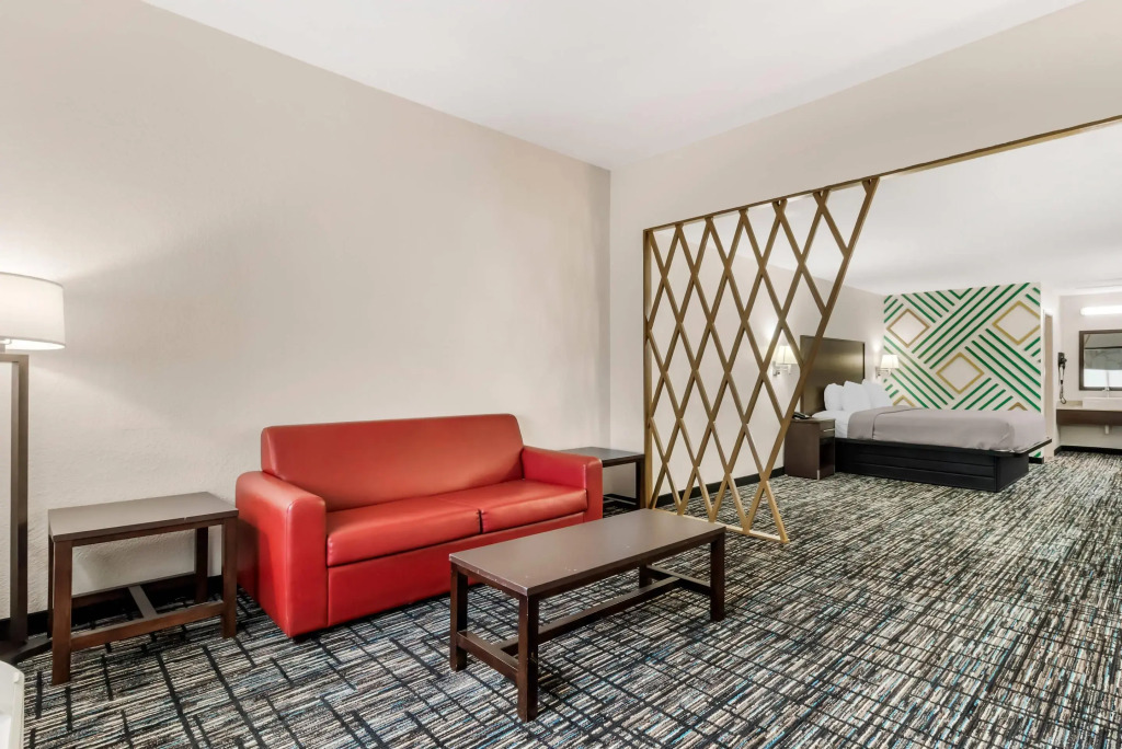 Quality Inn & Suites near six flags and medical center