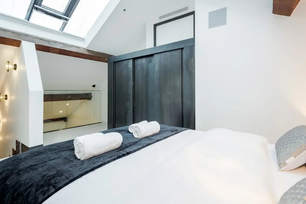 Skyline Water Front Penthouse Apartment