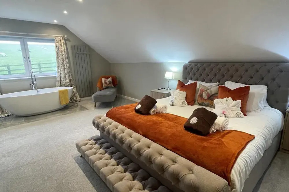 Pendle View Sleeps 8 with Hot Tub