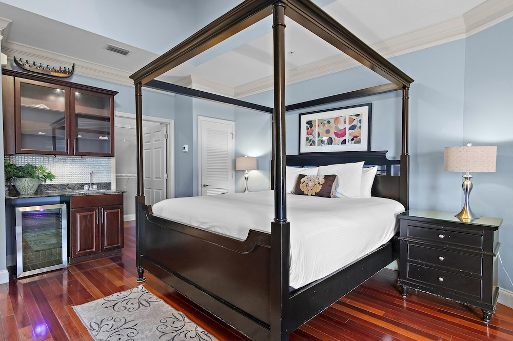 Beach Pointe 301