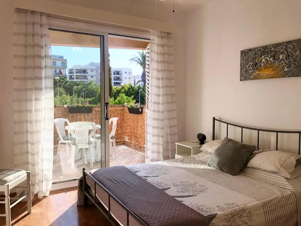 1 bedroom flat, prime location near sea, sleeps 4