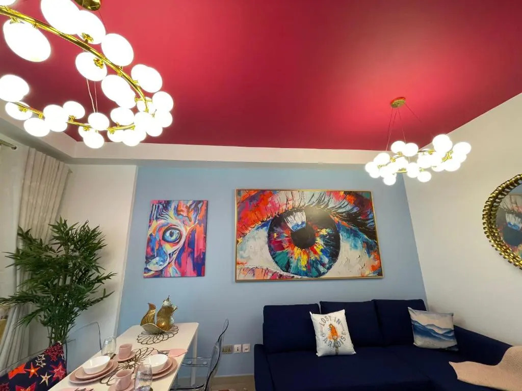 Art-Centric Signature Apartment With Beach-View