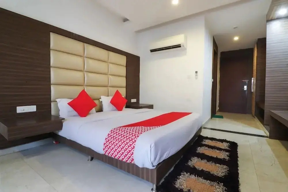City Club & Hotels by OYO Rooms