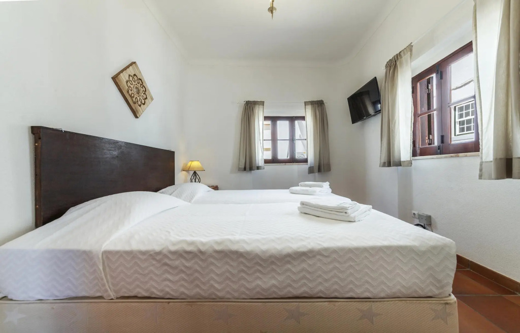 J - Bedroom 1 in Casa do Farol