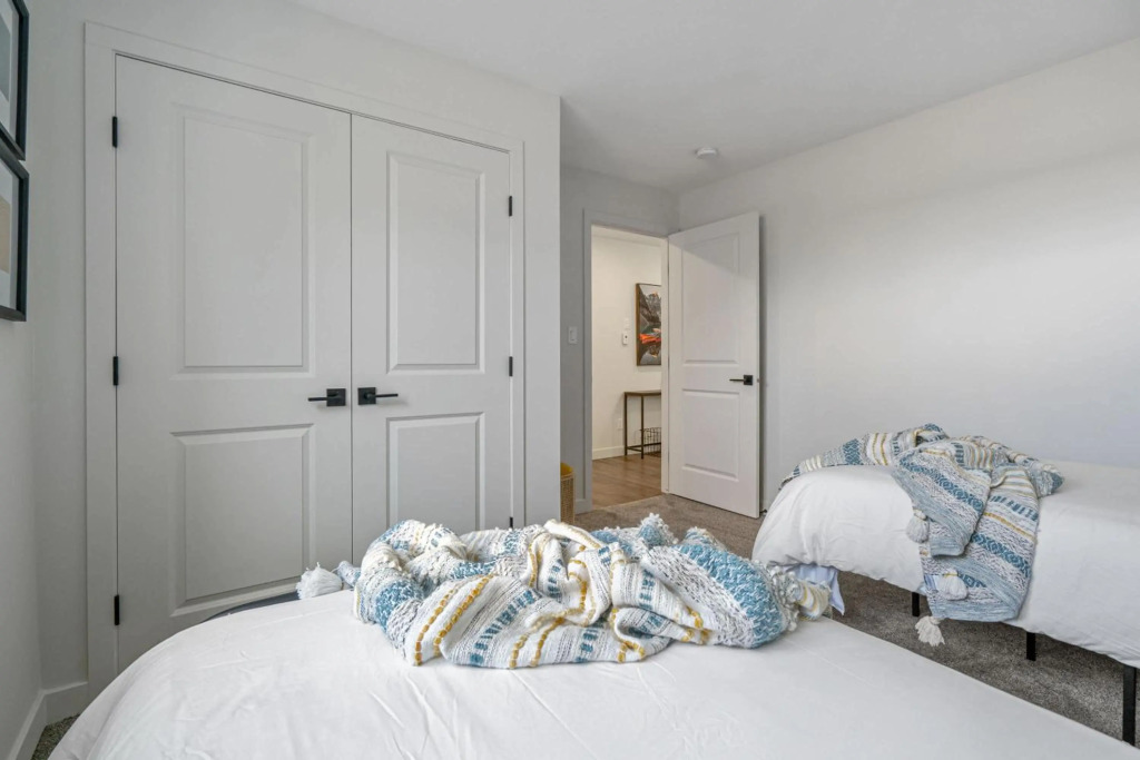 Livingston Way I Sleep 6 I Netflix I Kitchen I TV