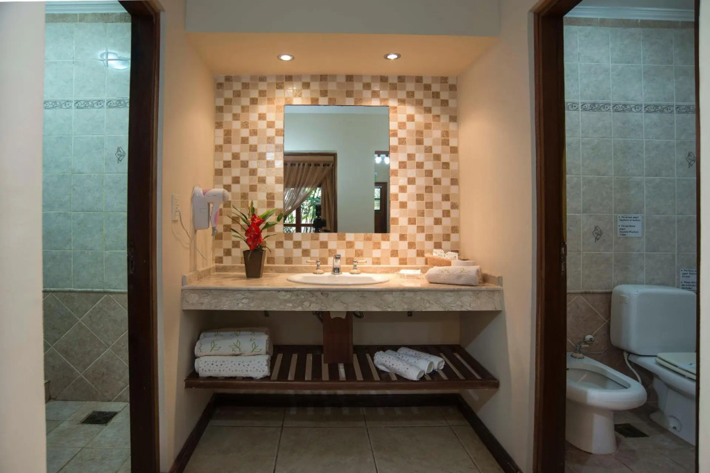 ARAMI HOTEL & LODGE