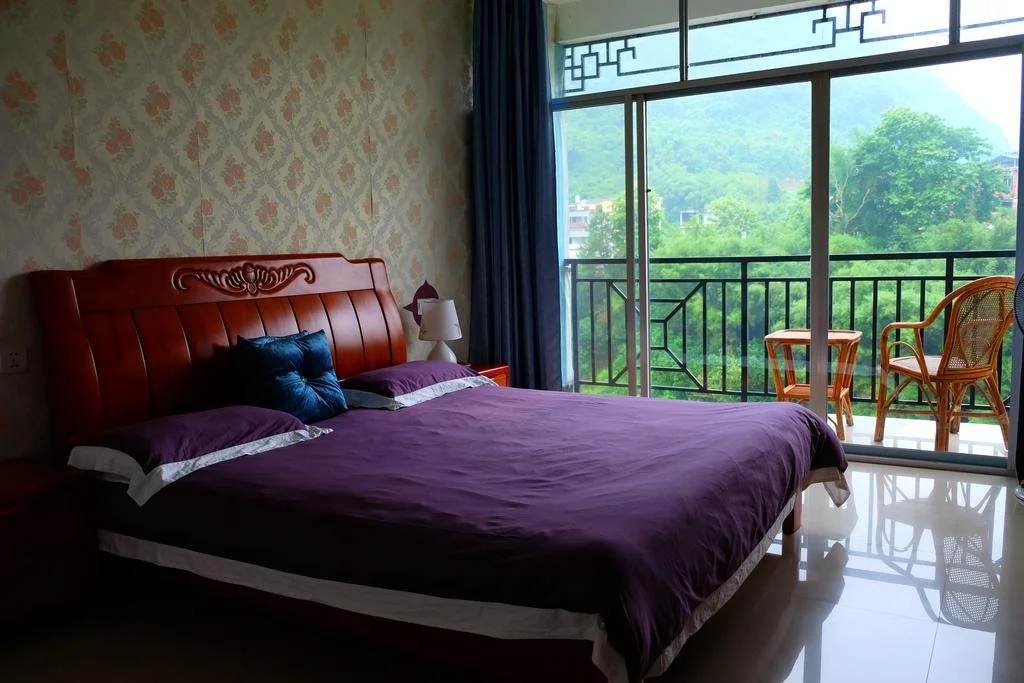 The stone bridge climbing hotel