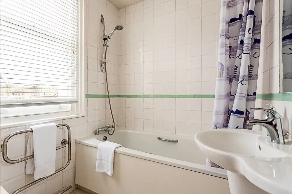 Chic Gunter Grove Flat - London Retreat