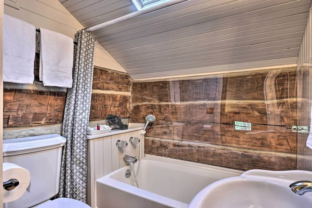 Cabin Near Boone w/ Hot Tub & Mountain Views