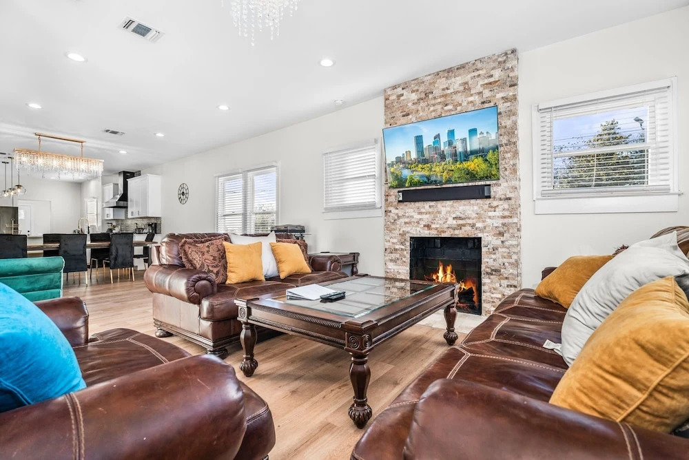 Bold Bright 4br/3.5full Baths Near Riverwalk Dtown