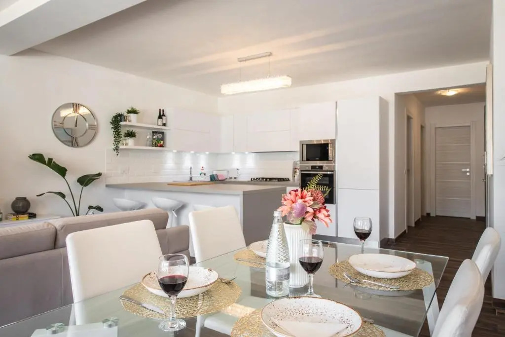 Electra Residence - Luxury Central Beachview Apartment