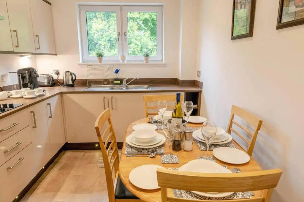 Hedgefield House - Serene Top Floor Flat