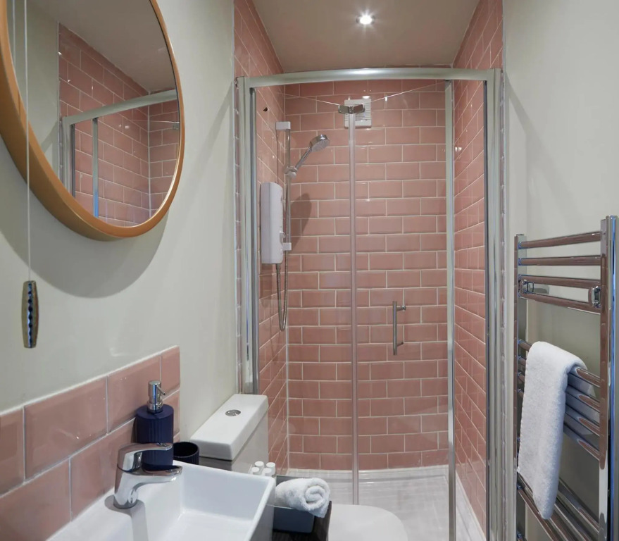 Crows Nest - Sleeps 6 nr North Bay beach and town