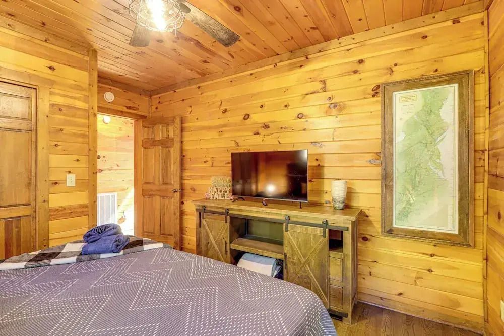 Blue Ridge Cabin w/ Hot Tub, Fire Pit, & Game Room