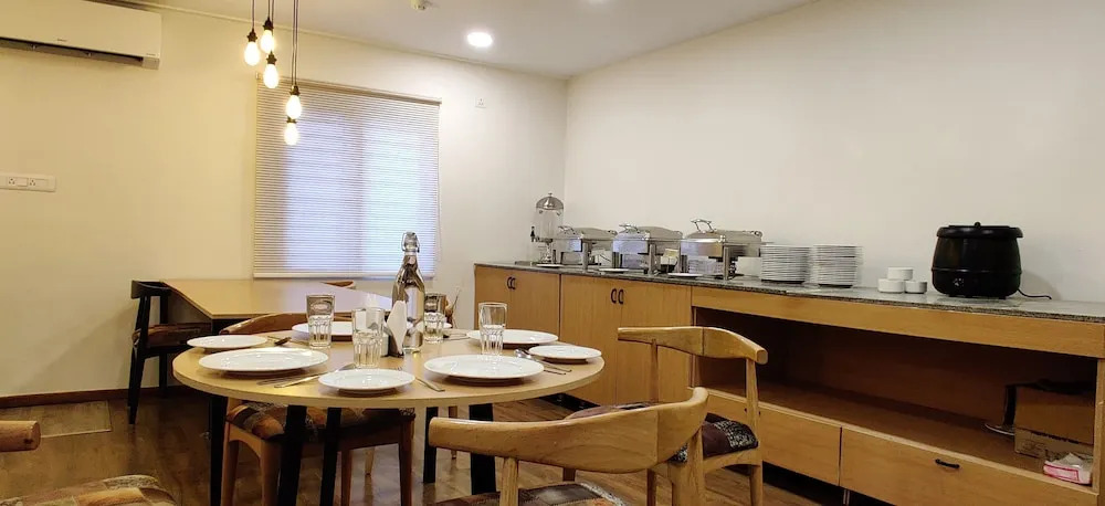 OYO Townhouse 76 Siri Springs