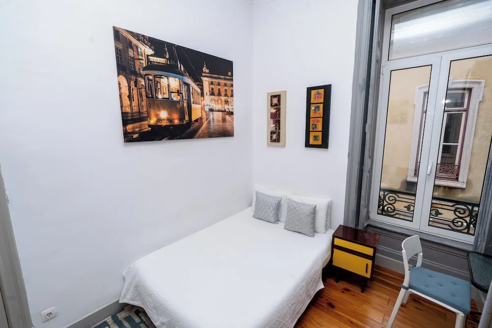 Spacious Two-Level 1 Bedroom 1 dboule bed Studio Apartment in Prime Lisbon Location