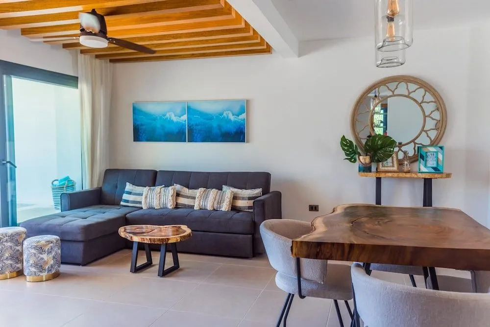 Brand new Luxury Condo With Private Picuzzi 1 Block From the Beach
