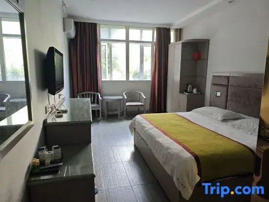 Luotian Yanyangtian Business Hotel