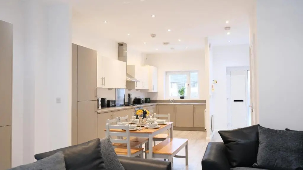 Modern House & Contractors & City Centre & Free Parking