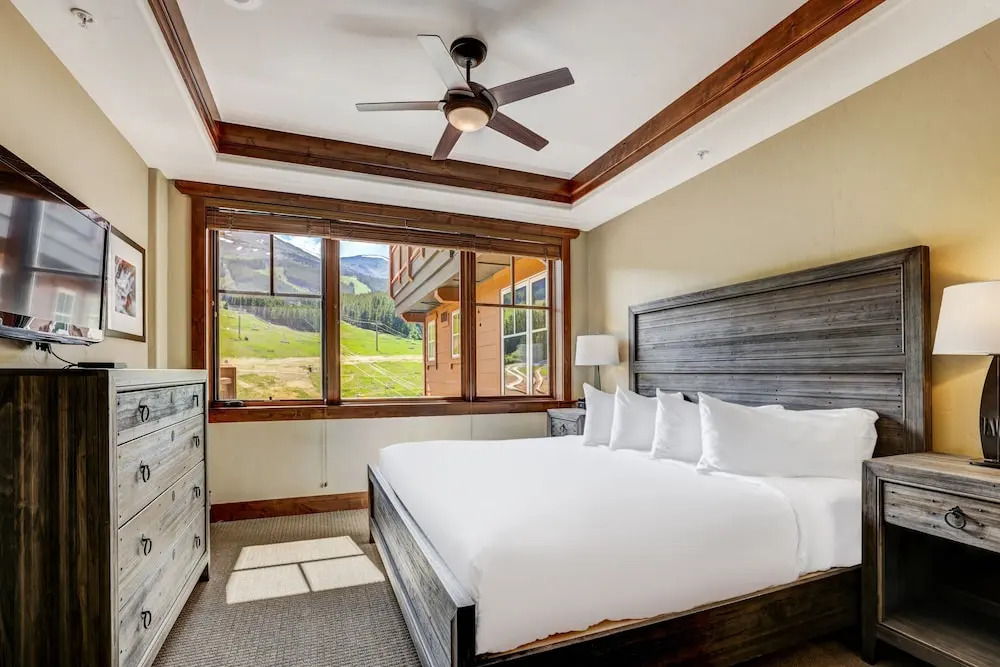 One Ski Hill Place S8421